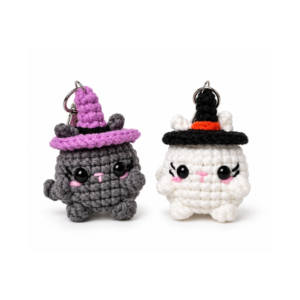 MystiKat gris y Fantasmita blanco, los dos llaveros amigurumi