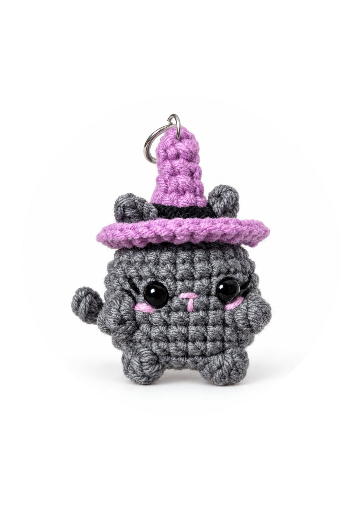 Mystikat: gatito amigurumi gris con sombrero de bruja lila, tejido en Pachoncito Amigurumi