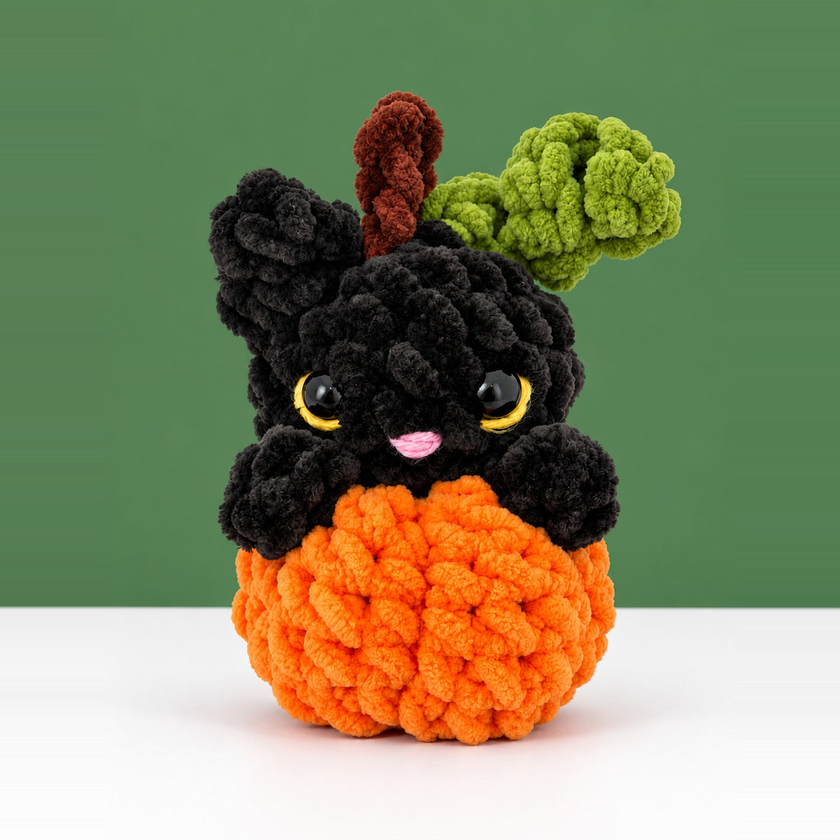 Salem the Pumpkin Cat: gatito negro de Puffy Amigurumi asomándose de su calabaza naranja